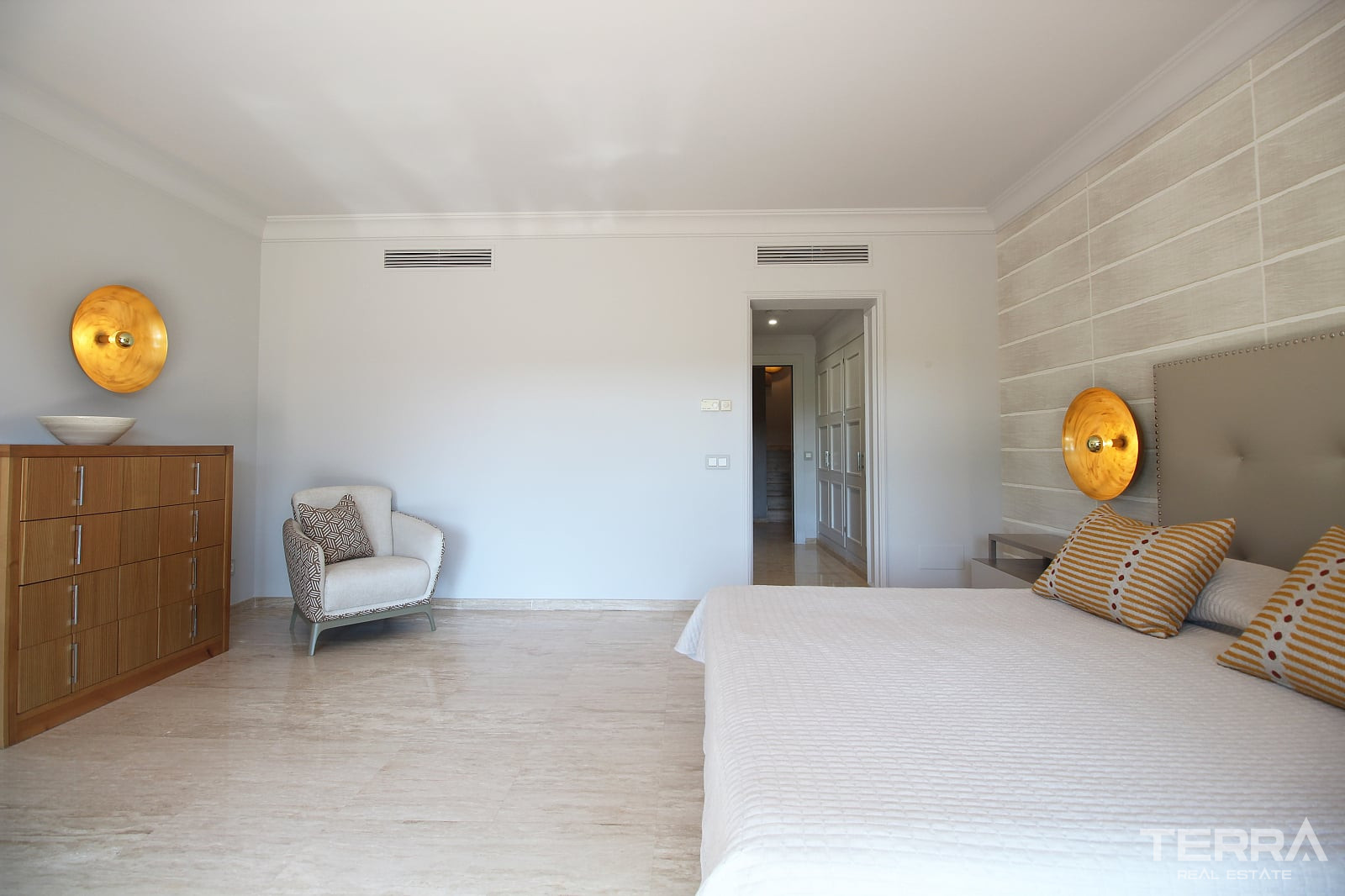 Mansion with Pool for Sale in Paraíso, Benahavís, Málaga, Spain - 114030