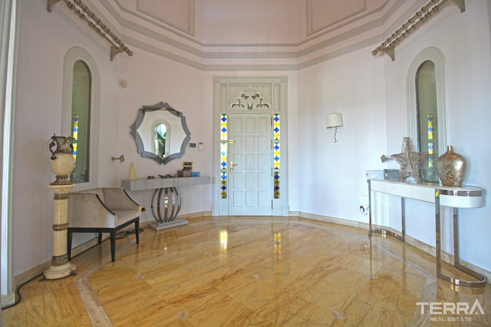 Mansion with Pool for Sale in Paraíso, Benahavís, Málaga, Spain - 114047