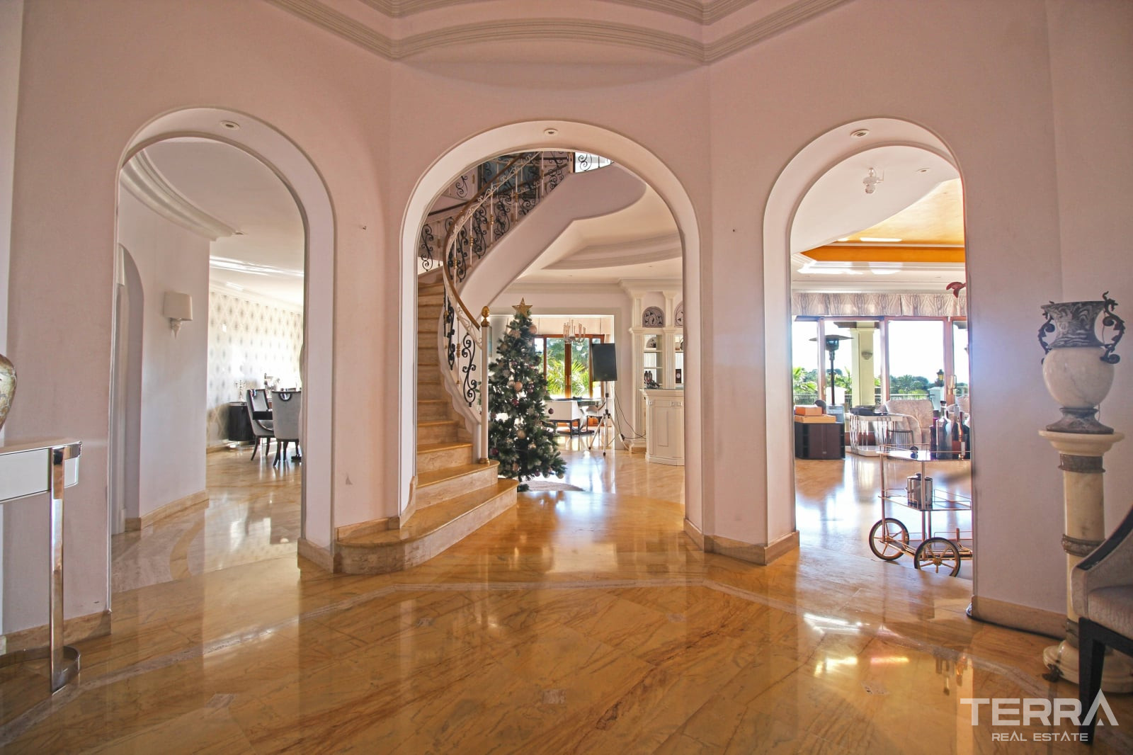 Mansion with Pool for Sale in Paraíso, Benahavís, Málaga, Spain - 114049
