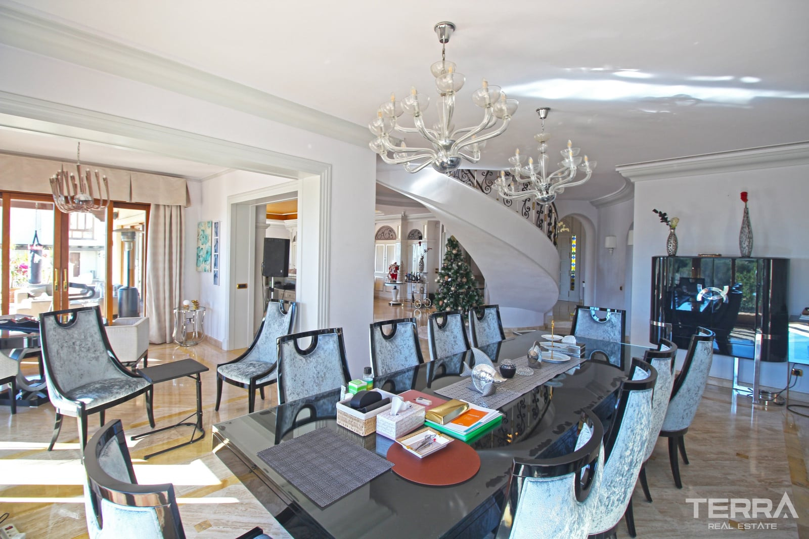 Mansion with Pool for Sale in Paraíso, Benahavís, Málaga, Spain - 114053