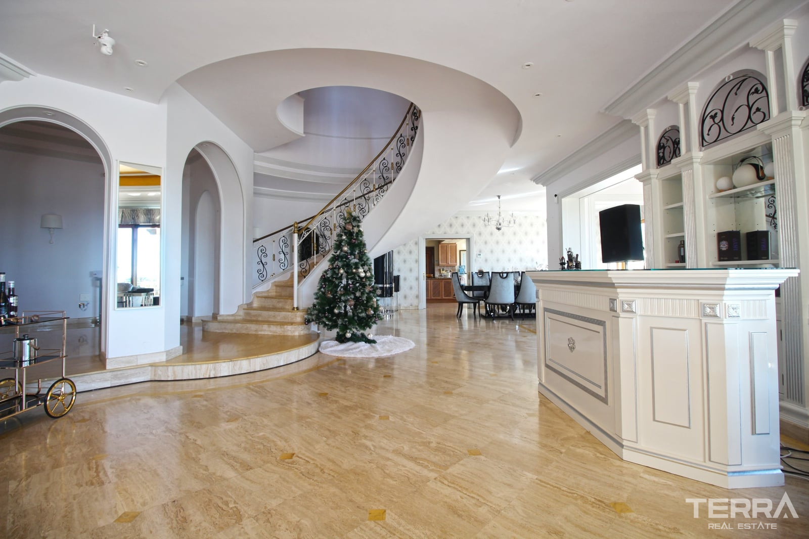 Mansion with Pool for Sale in Paraíso, Benahavís, Málaga, Spain - 114059