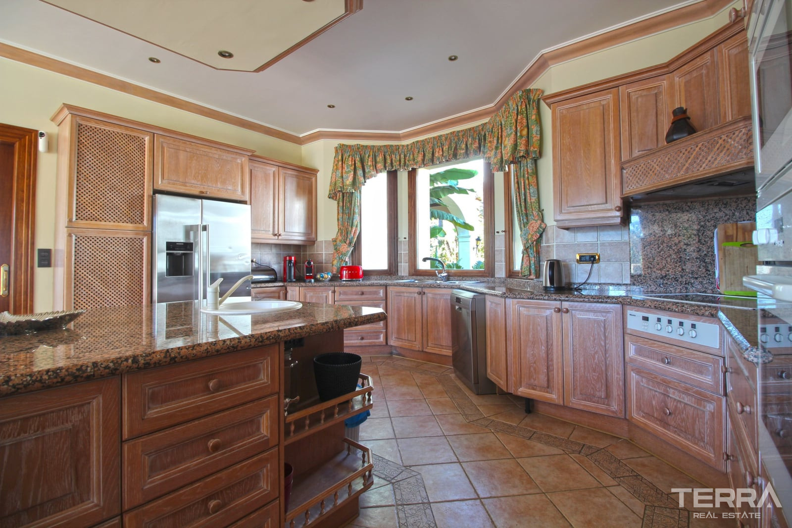 Mansion with Pool for Sale in Paraíso, Benahavís, Málaga, Spain - 114064