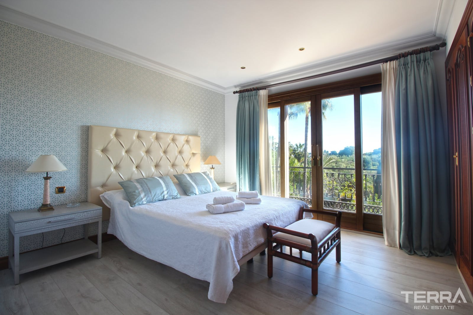 Mansion with Pool for Sale in Paraíso, Benahavís, Málaga, Spain - 114074