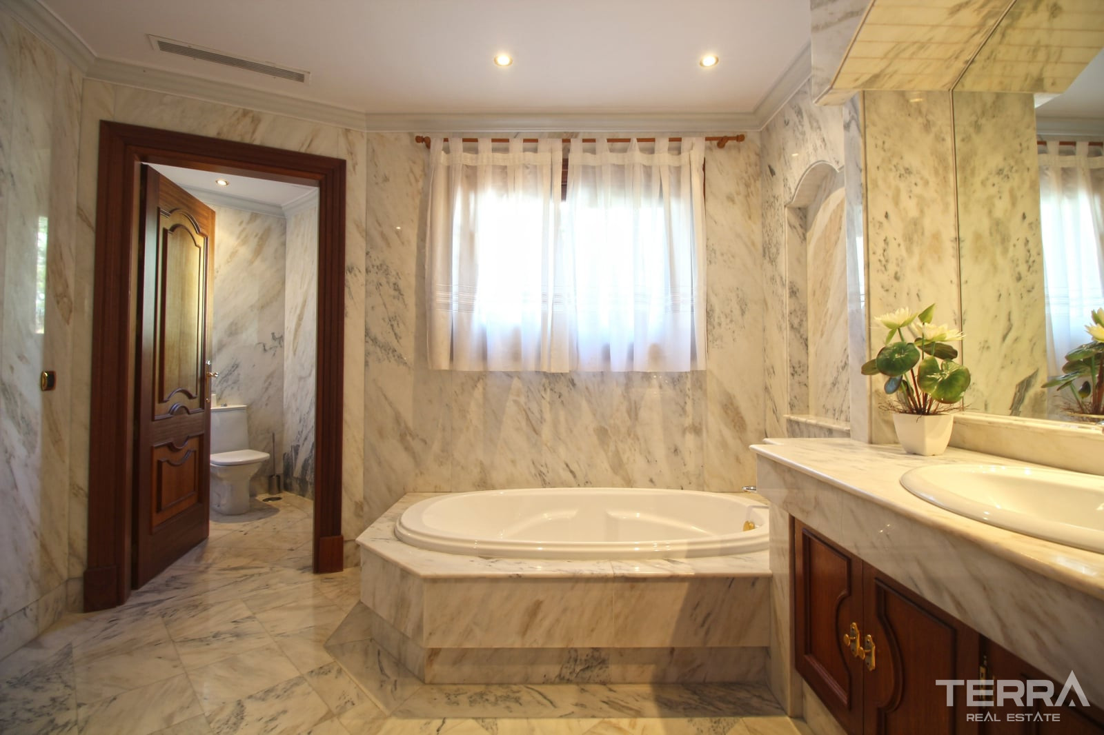 Mansion with Pool for Sale in Paraíso, Benahavís, Málaga, Spain - 114075
