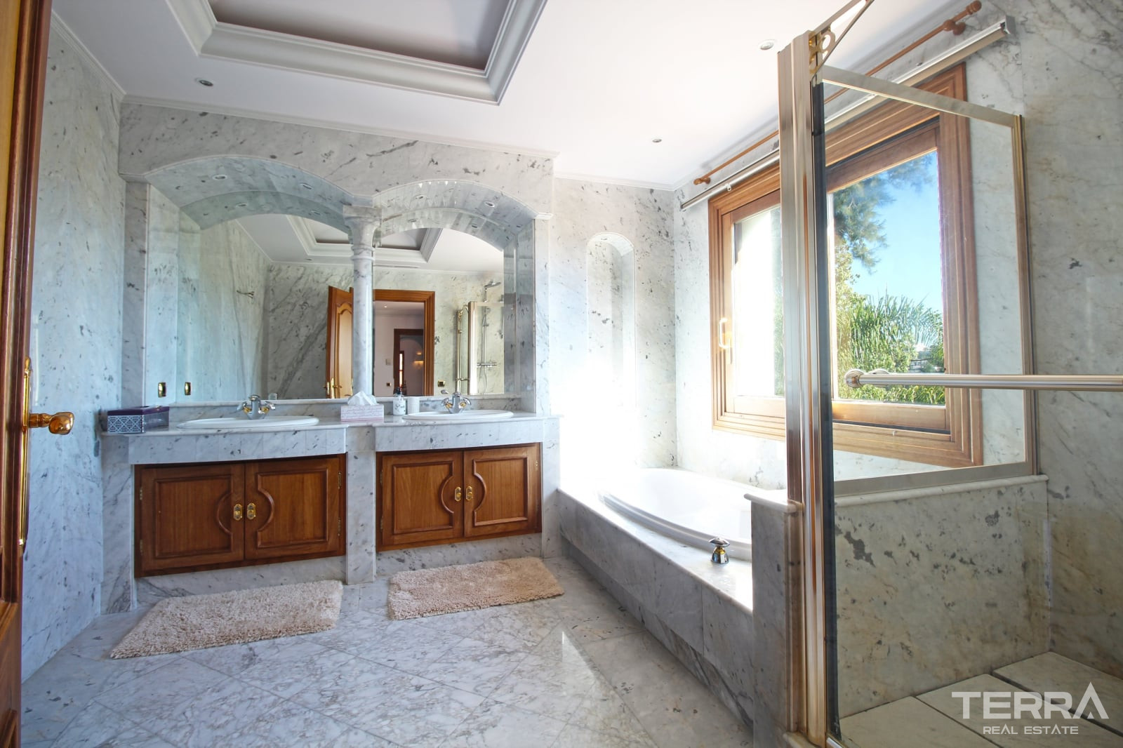 Mansion with Pool for Sale in Paraíso, Benahavís, Málaga, Spain - 114079