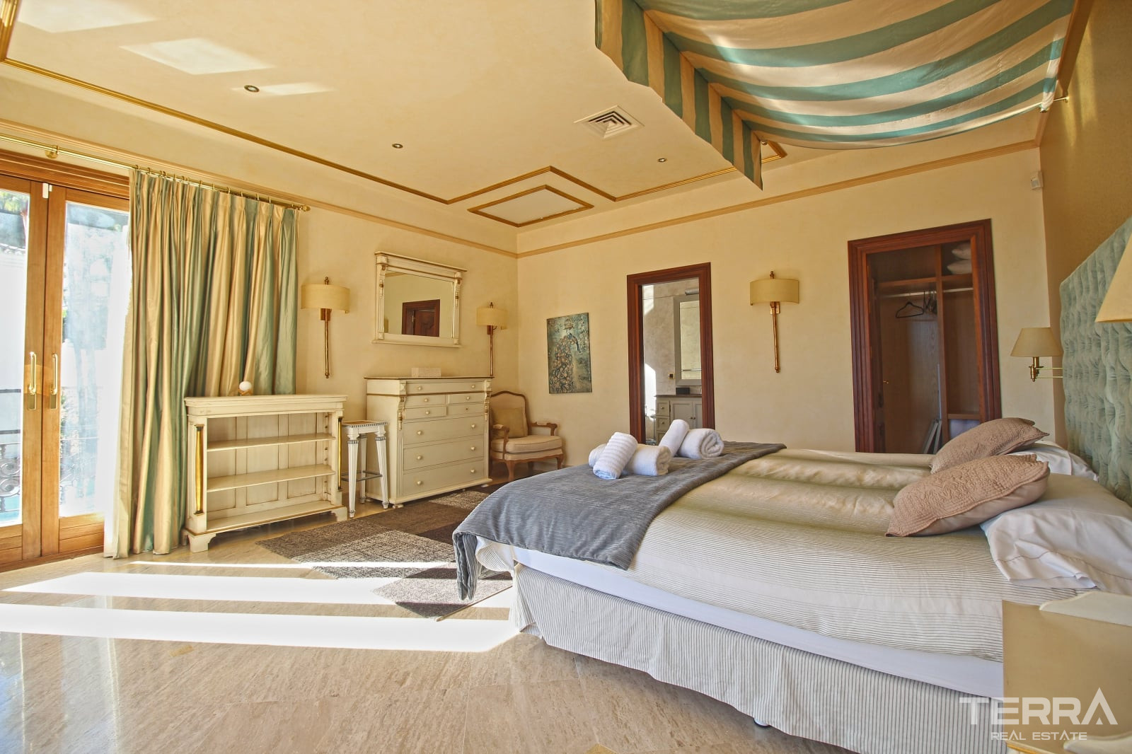 Mansion with Pool for Sale in Paraíso, Benahavís, Málaga, Spain - 114080