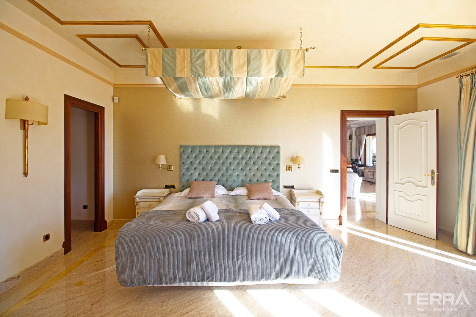 Mansion with Pool for Sale in Paraíso, Benahavís, Málaga, Spain - 114082