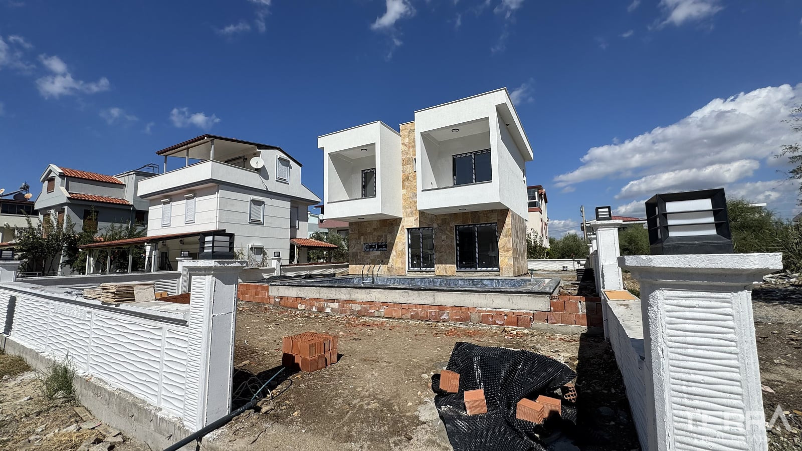 Villa with Private Pool and Garden for Sale in Kuşadası, Aydın, Turkey - 115379