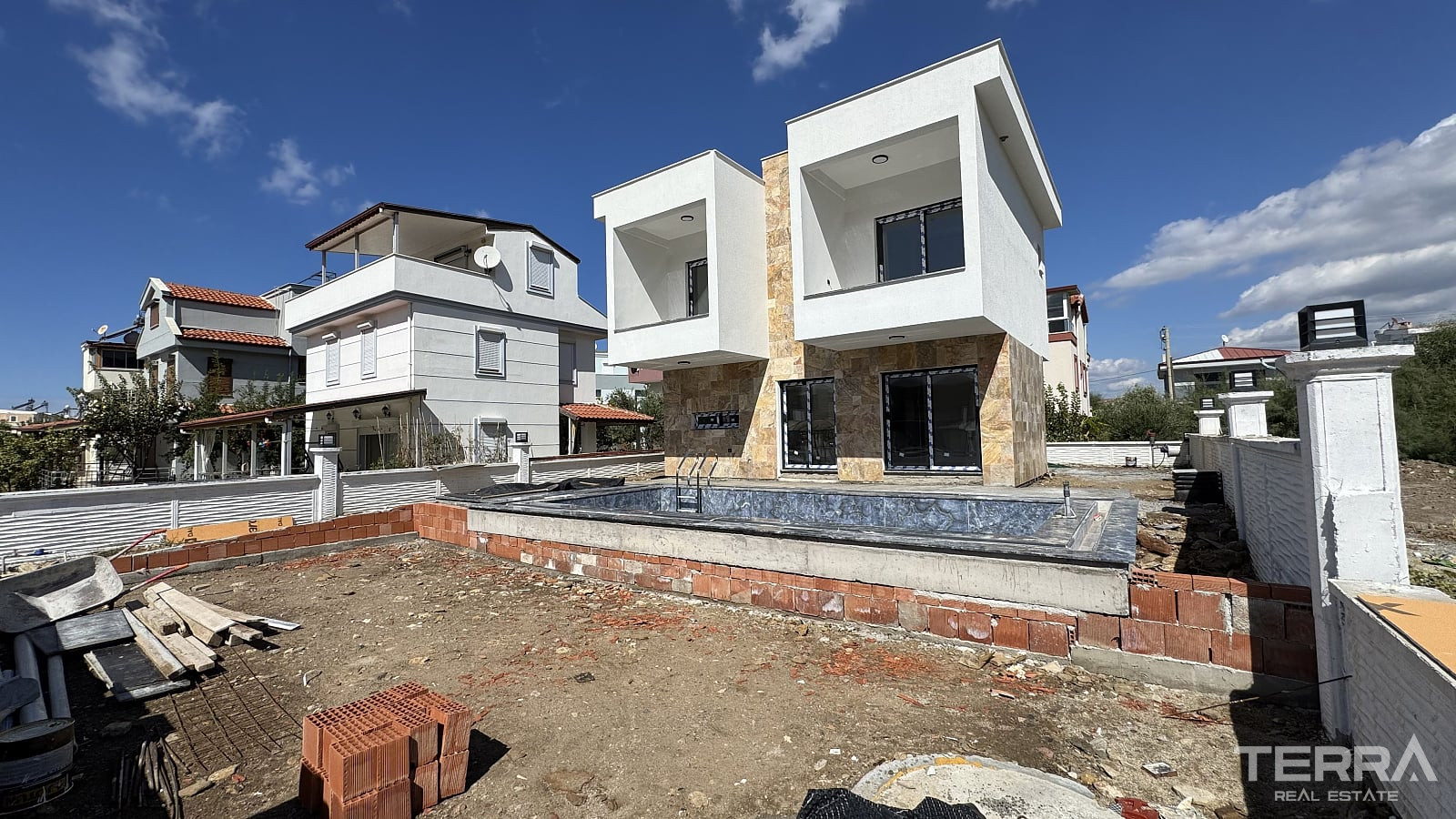Villa with Private Pool and Garden for Sale in Kuşadası, Aydın, Turkey - 115380