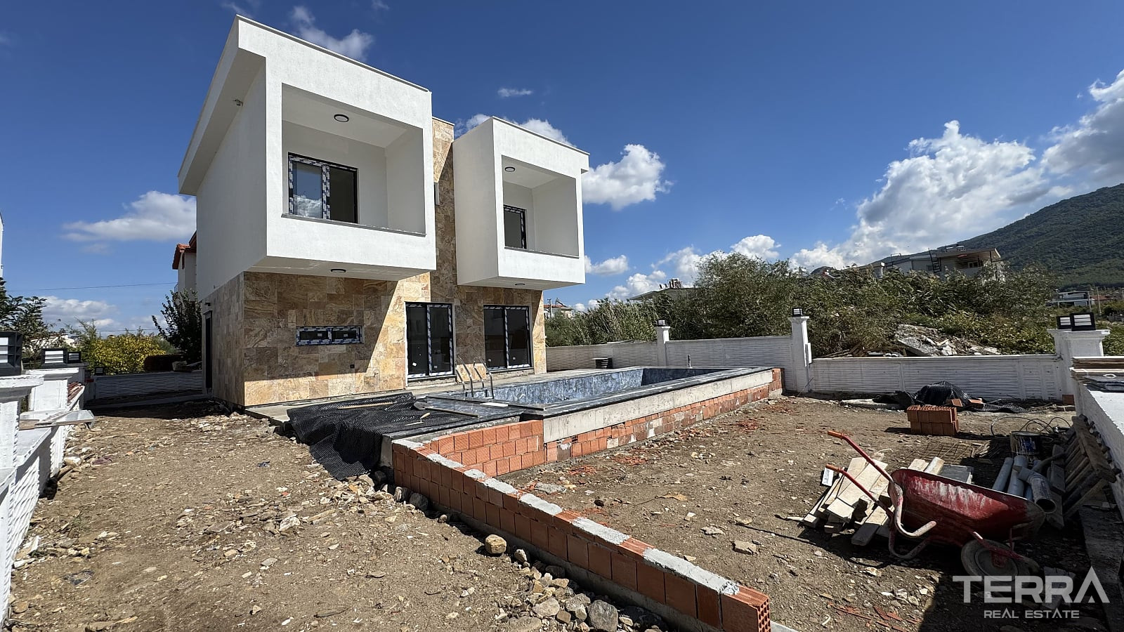 Villa with Private Pool and Garden for Sale in Kuşadası, Aydın, Turkey - 115381