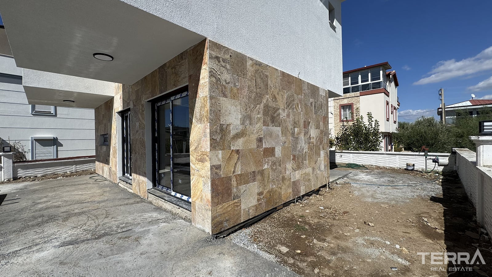 Villa with Private Pool and Garden for Sale in Kuşadası, Aydın, Turkey - 115384