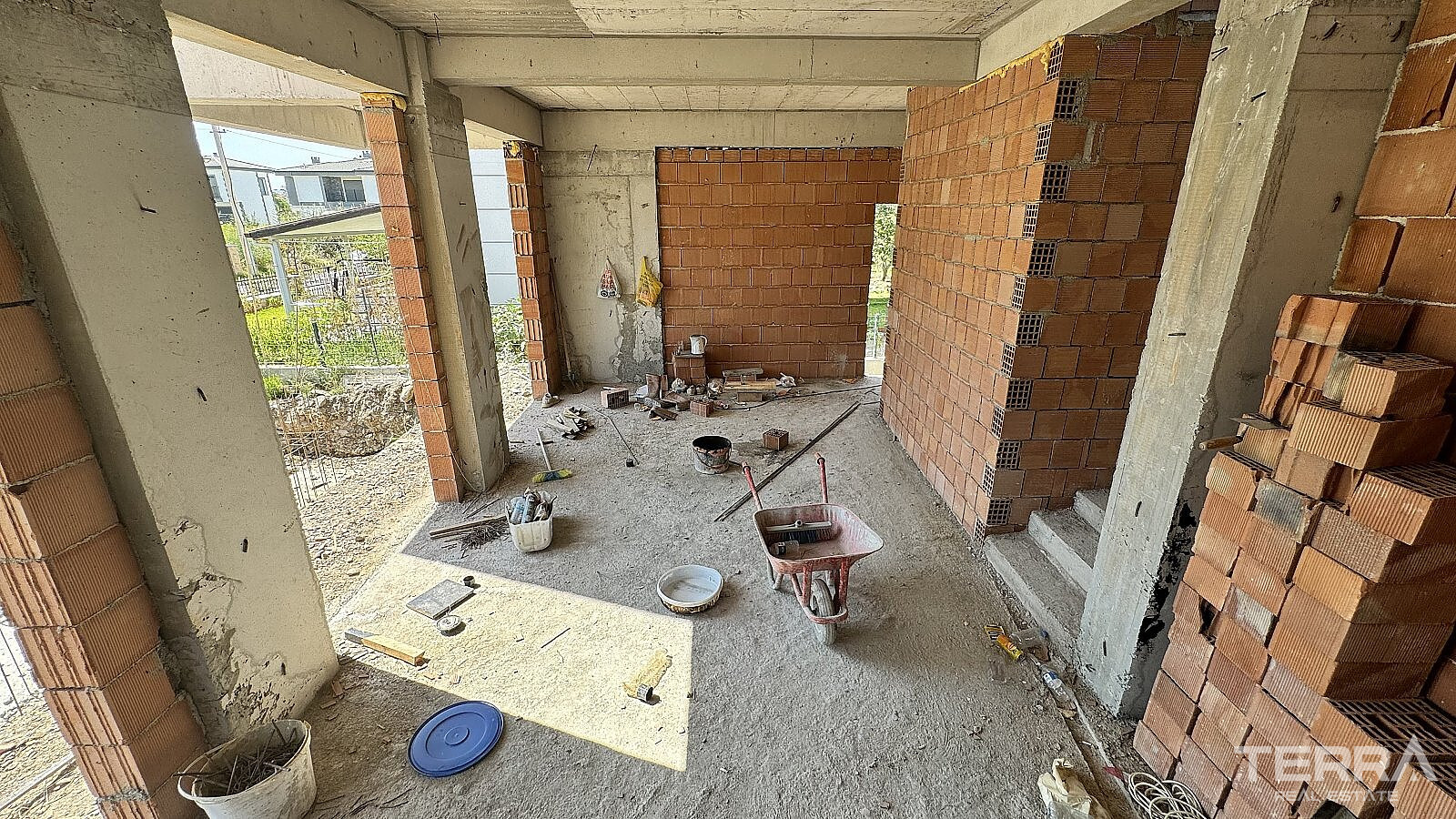 Villa with Private Pool and Garden for Sale in Kuşadası, Aydın, Turkey - 115394