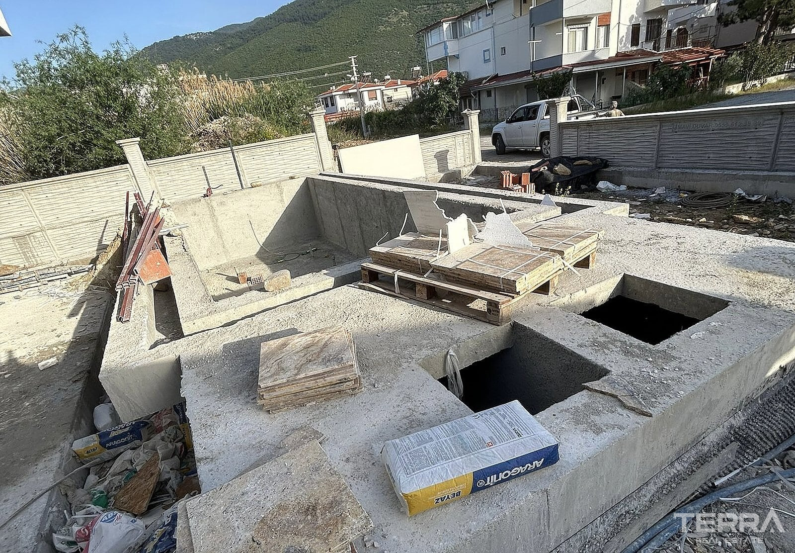 Villa with Private Pool and Garden for Sale in Kuşadası, Aydın, Turkey - 115411