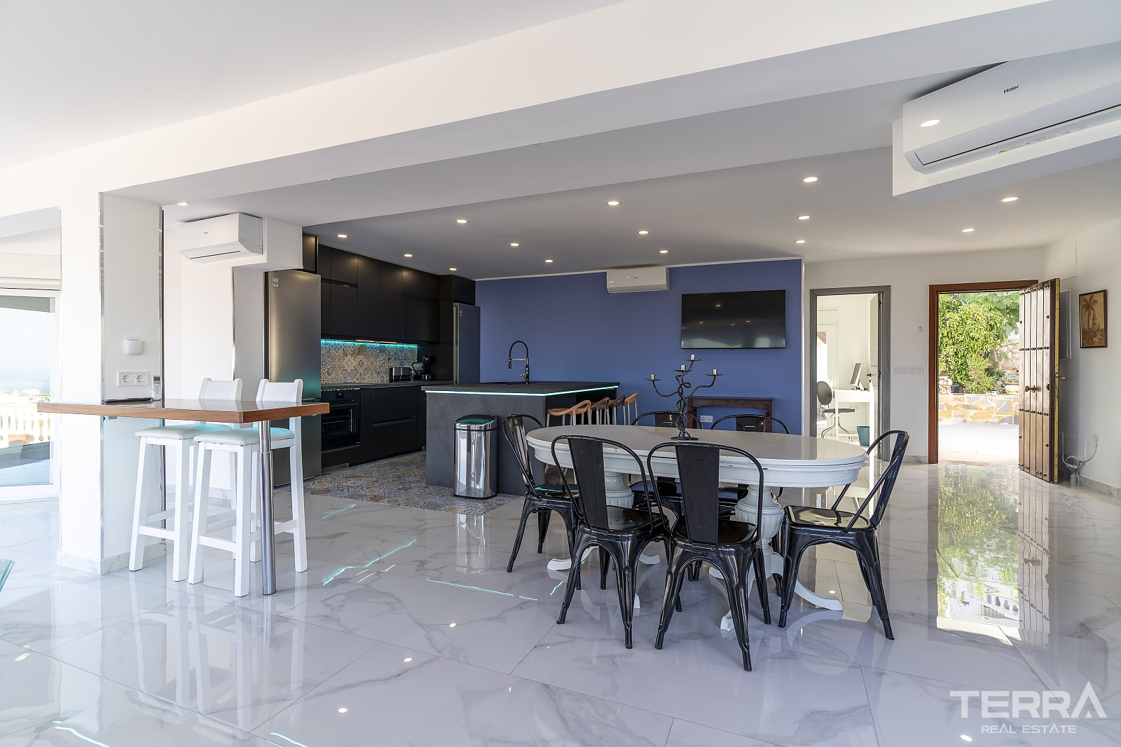 Sea View Villa for Sale in Benalmádena, Costa del Sol - 119253