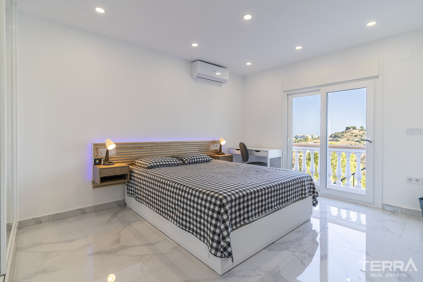 Sea View Villa for Sale in Benalmádena, Costa del Sol - 119262