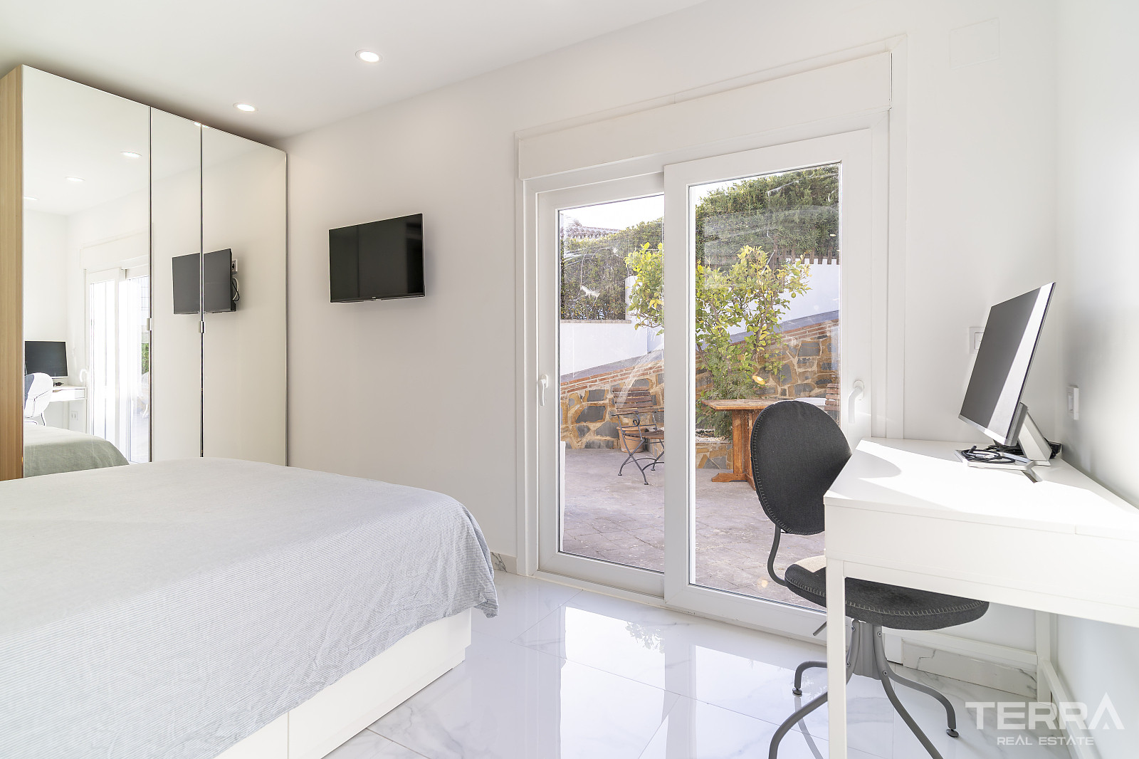 Sea View Villa for Sale in Benalmádena, Costa del Sol - 119267