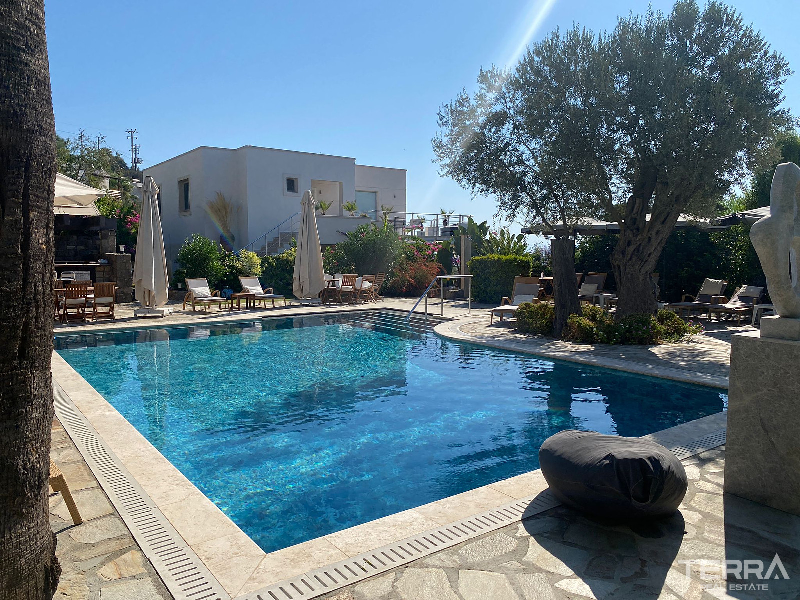 Muğla, Bodrum'da Deniz Manzaralı Satılık Mobilyalı Daire - 130436