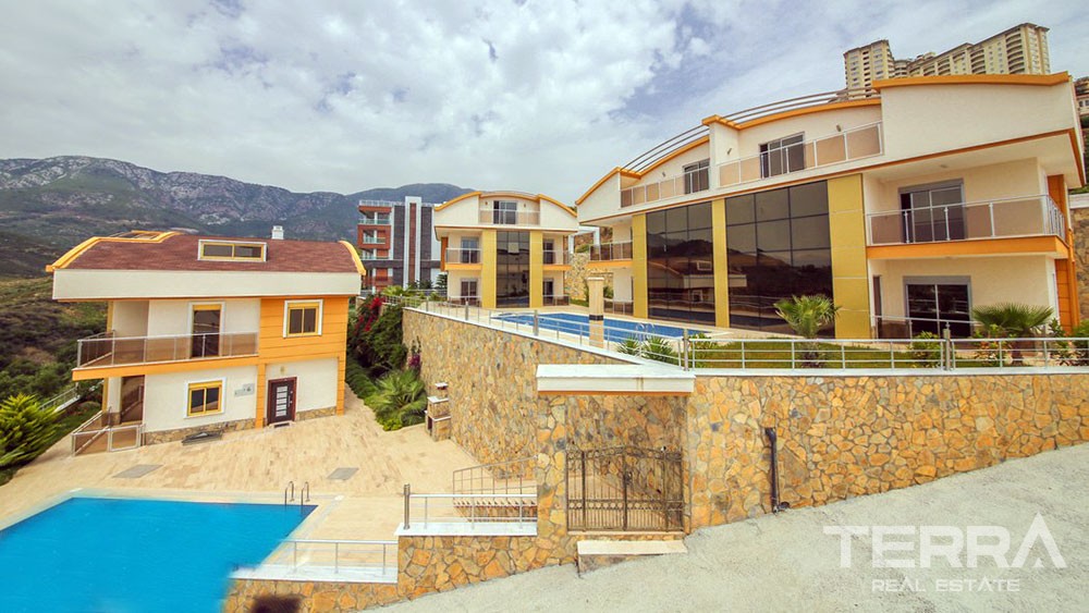 Alanya'da Deniz Manzaralı Yüzme Havuzlu Satılık Villa