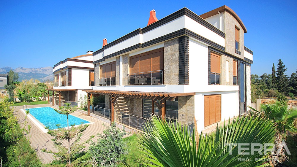 Antalya Konyaaltı'nda satılık lüks tripleks villa