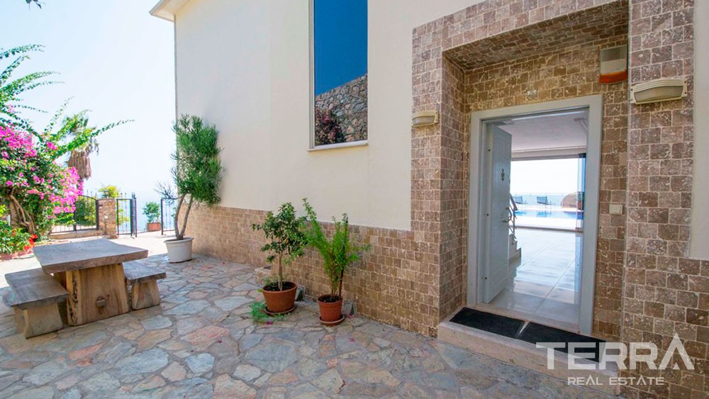Villa for Sale in Alanya with a spectacular sea view - 9432