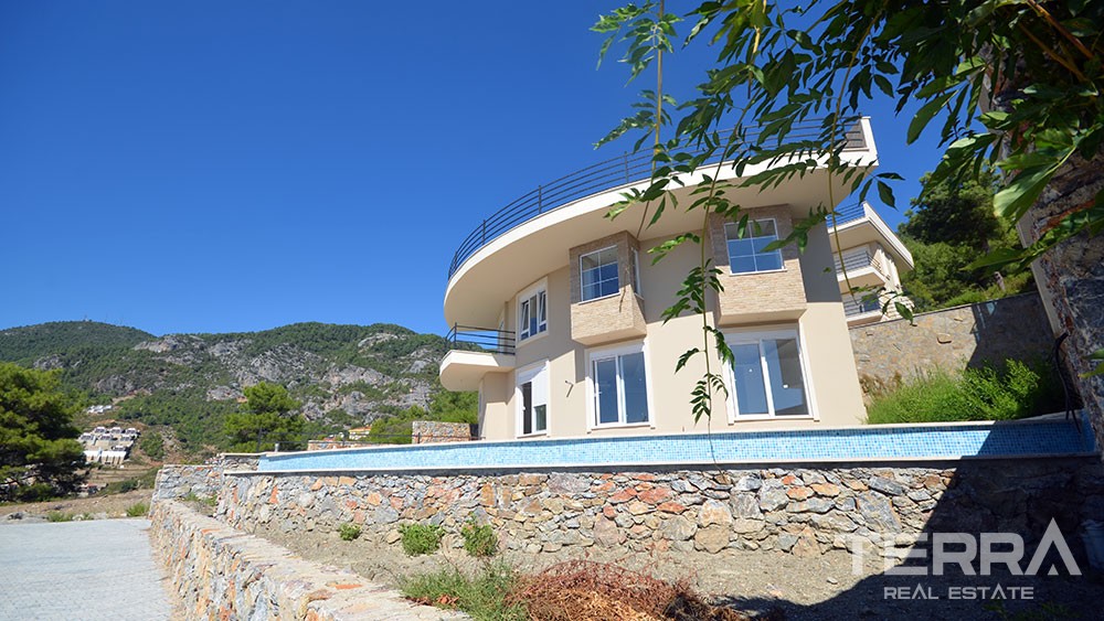 Alanya'da muhteşem deniz manzaralı ve özel havuzlu satılık lüks villa