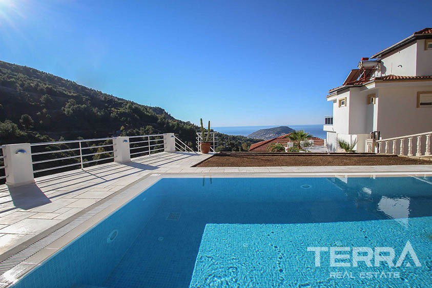 Atemberaubende Villa mit endlosem Blick auf das Mittelmeer und Alanya - 10804