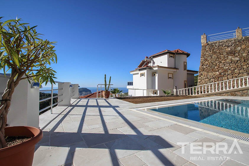 Atemberaubende Villa mit endlosem Blick auf das Mittelmeer und Alanya - 10805
