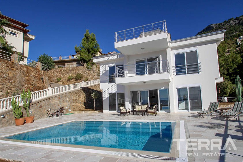 Atemberaubende Villa mit endlosem Blick auf das Mittelmeer und Alanya - 10807