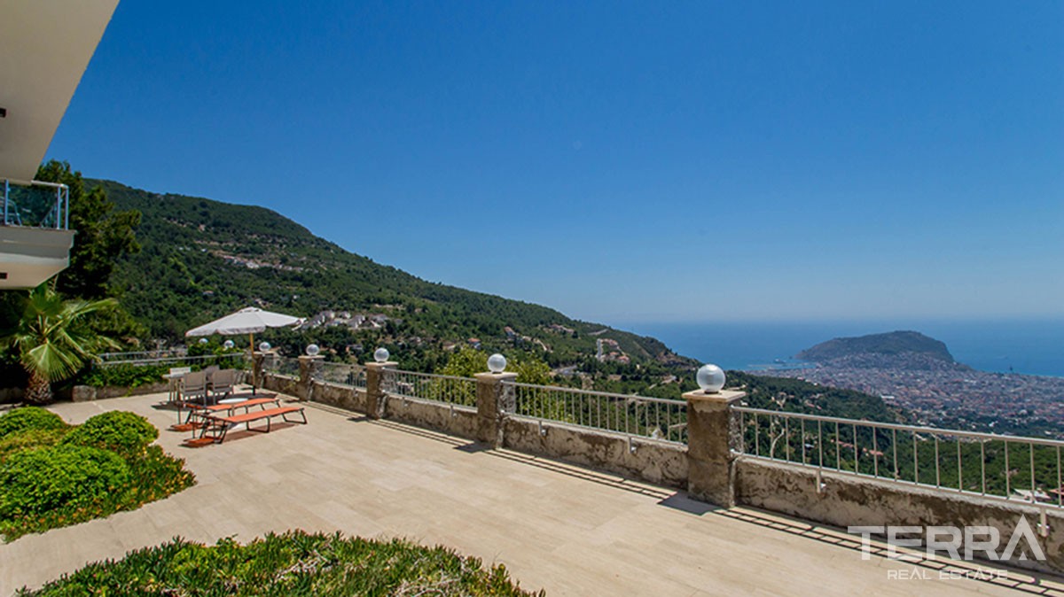 Spacious villa with private pool in Alanya - 11392