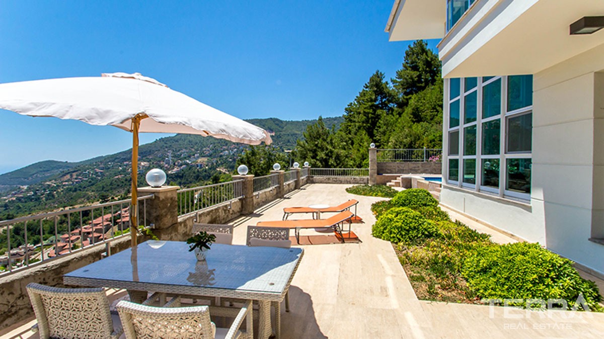 Spacious villa with private pool in Alanya - 11396