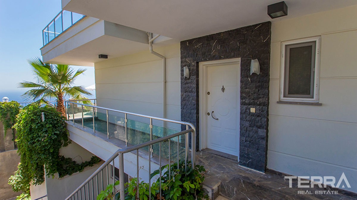 Spacious villa with private pool in Alanya - 11400