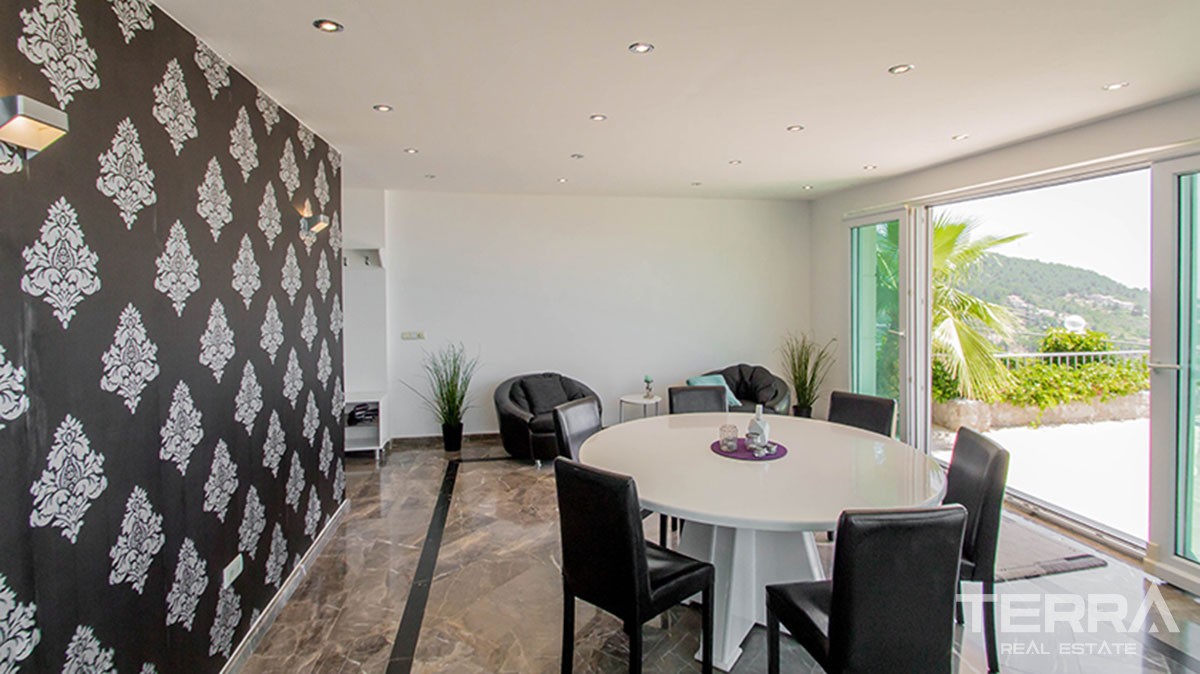Spacious villa with private pool in Alanya - 11403