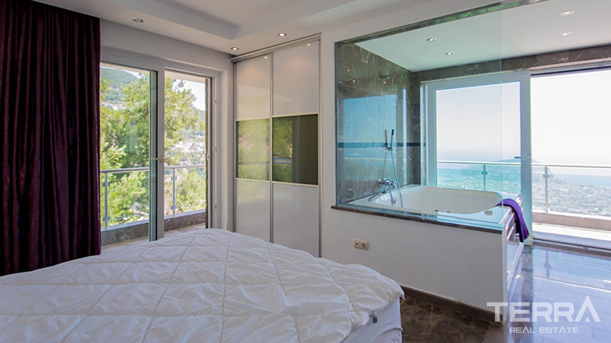 Spacious villa with private pool in Alanya - 11408