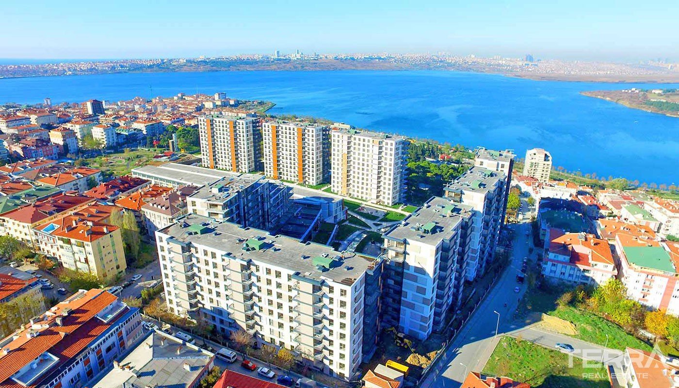 New Build Apartments for Sale in Istanbul Küçükçekmece with Lake View