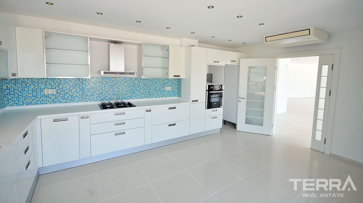 Sea View Villa for Sale in Alanya overlooking Cleopatra Beach - 11886