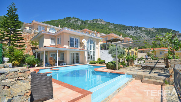 Freistehende Villa zum Verkauf in Alanya mit privatem Pool