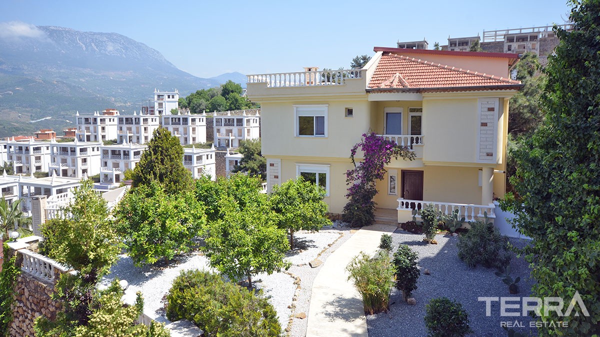 Detached villa for sale with private garden in Kargicak, Alanya - 12635