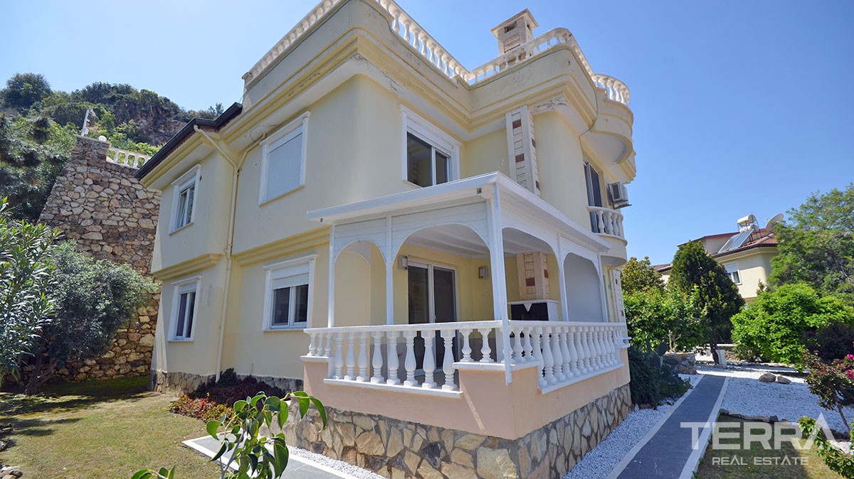 Detached villa for sale with private garden in Kargicak, Alanya