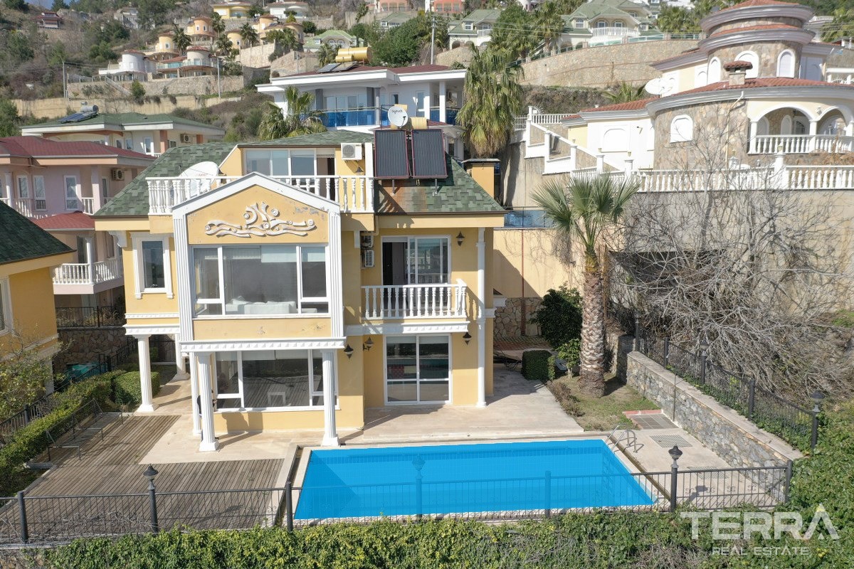 Freistehende Villa zum Verkauf in Alanya Tepe mit privatem Pool