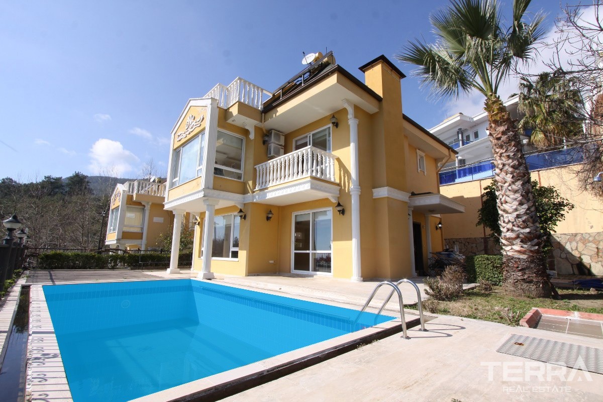 Detached villa for sale in Alanya Tepe with private swimming pool