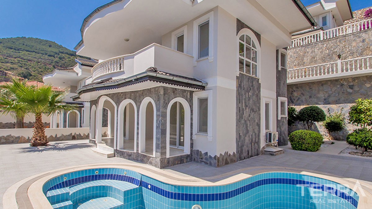 Villa zum Verkauf in Alanya mit Meerblick und privatem Pool