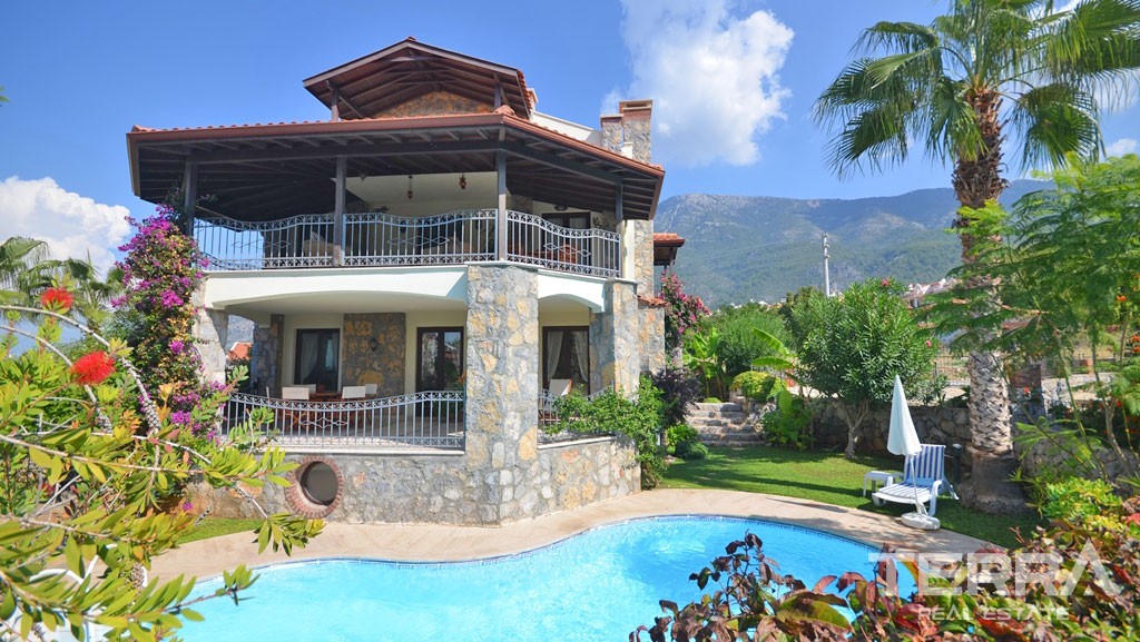 Exklusive Villa mit Meerblick, großem Pool und Garten in Fethiye