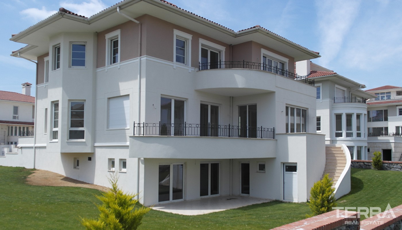 Sea-view Istanbul Marina Houses Surrounded by Green Area - 17723