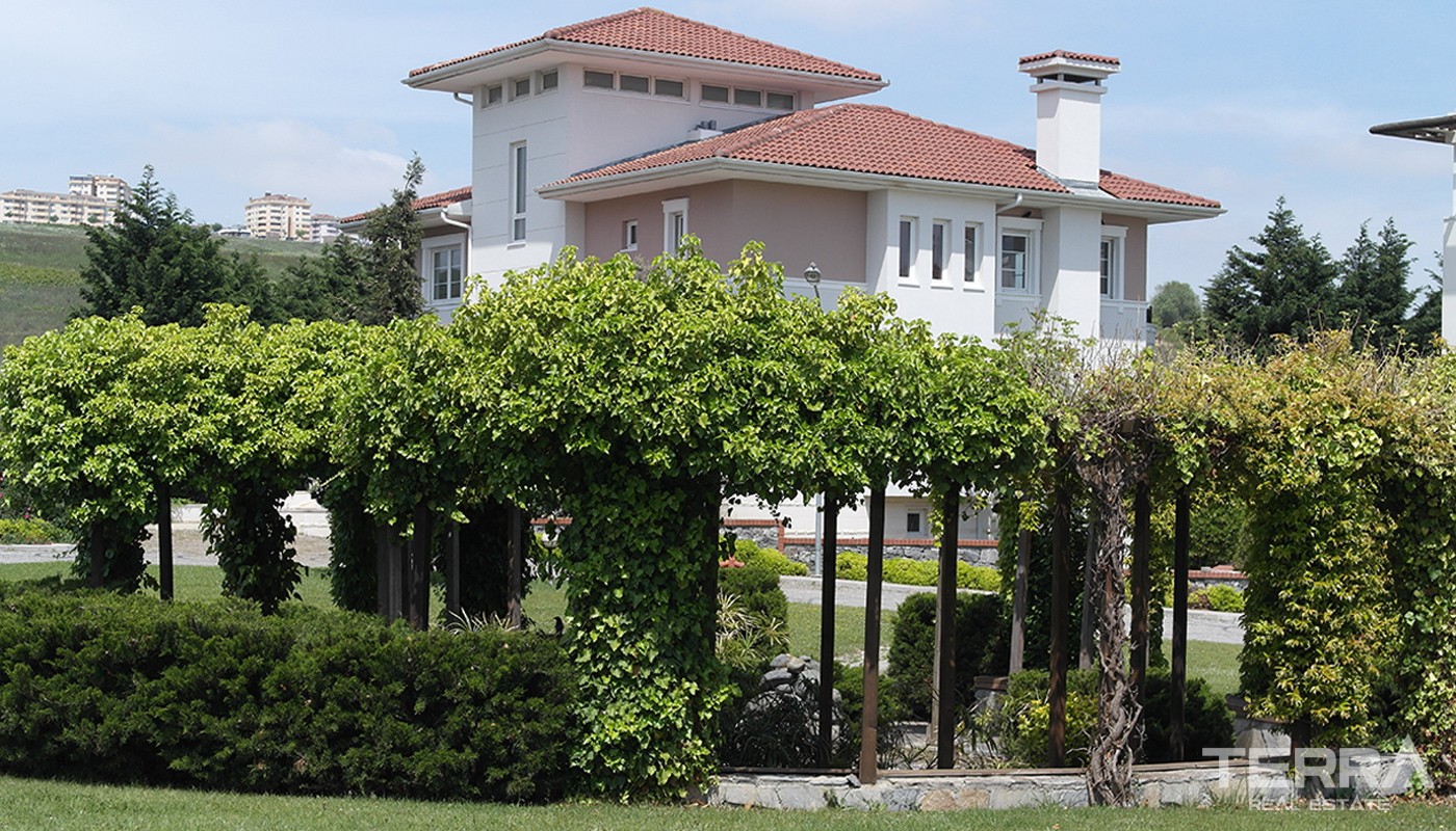 Sea-view Istanbul Marina Houses Surrounded by Green Area - 17738