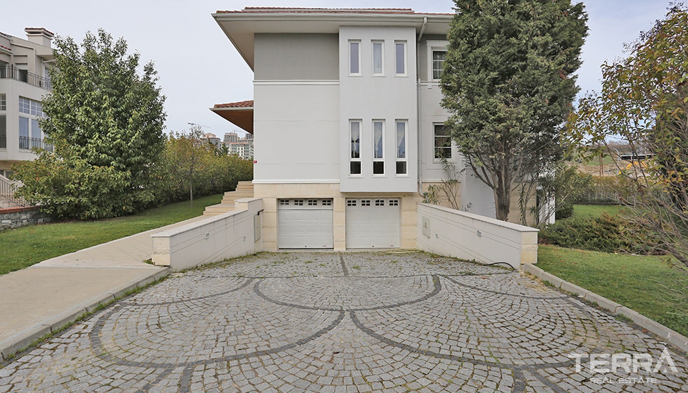 Sea-view Istanbul Marina Houses Surrounded by Green Area - 38225
