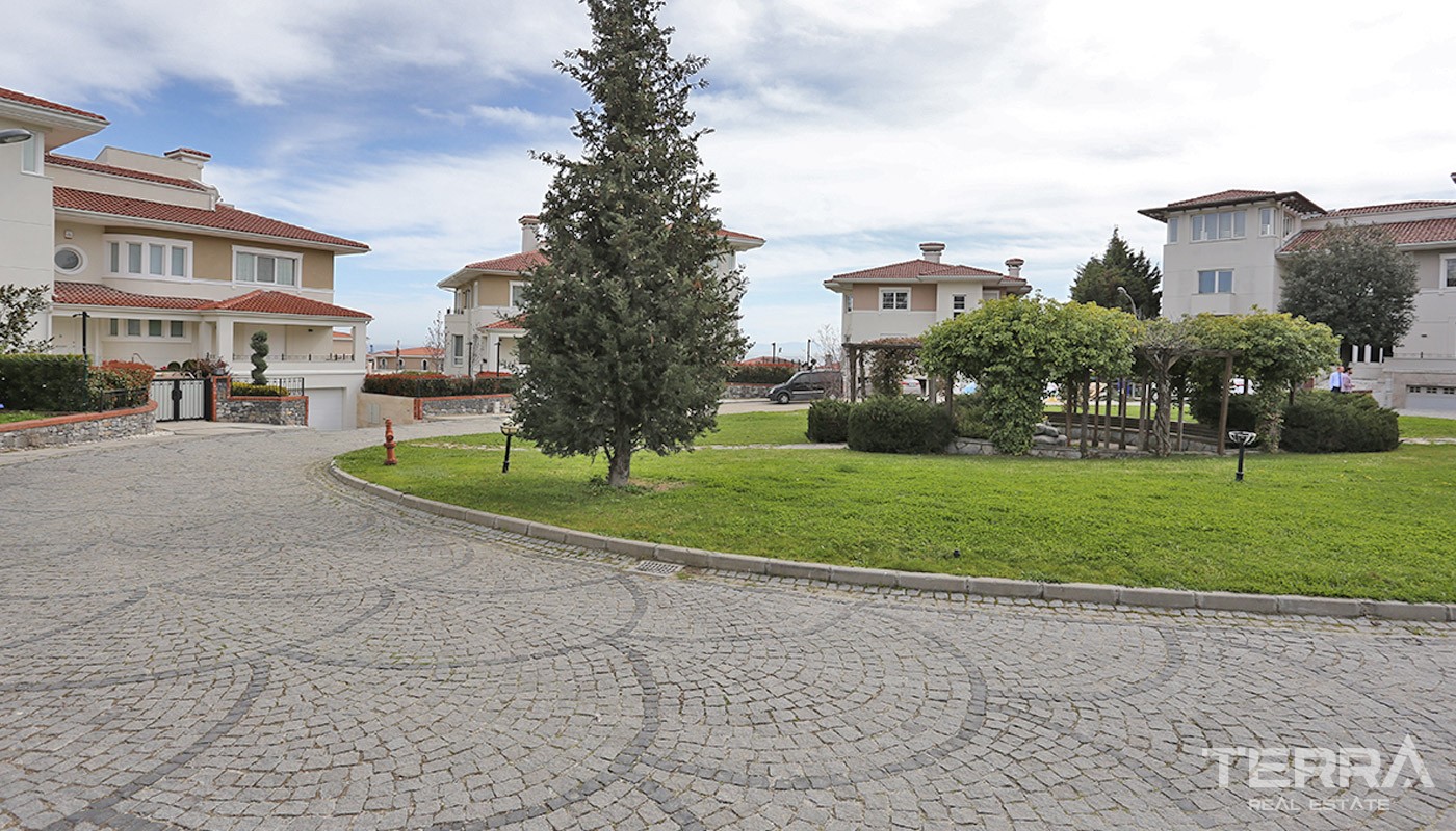 Sea-view Istanbul Marina Houses Surrounded by Green Area - 38230