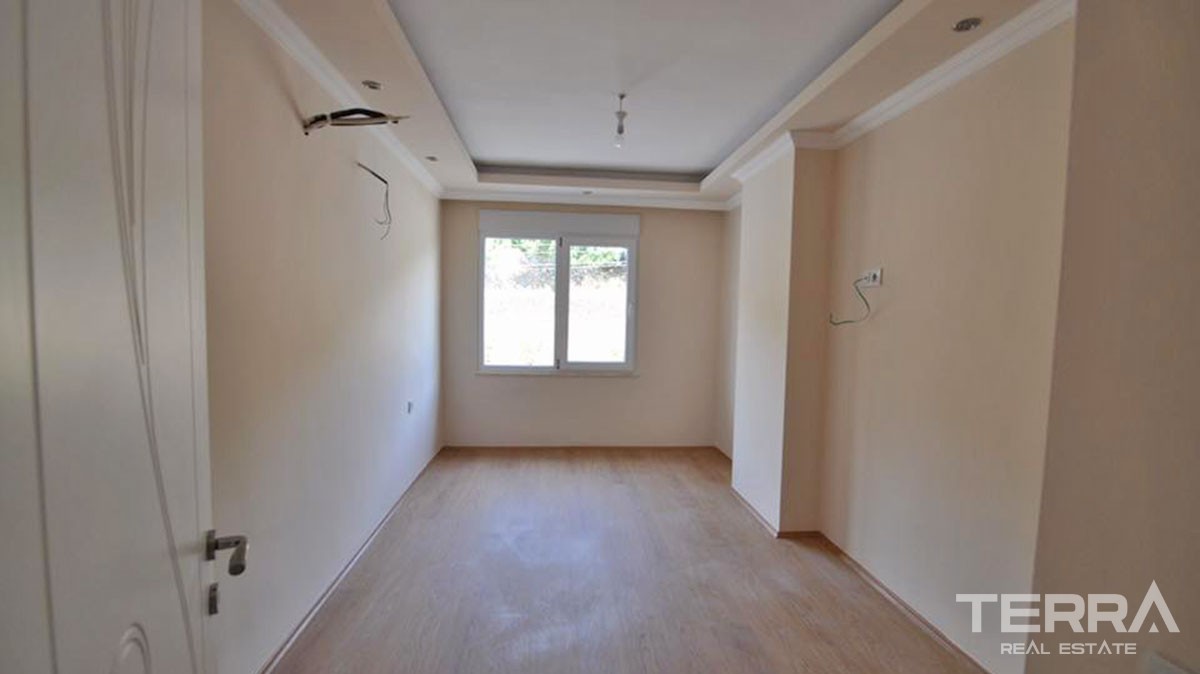 Bargain Apartment for Sale in Alanya Cikcilli With Swimming Pool - 18036