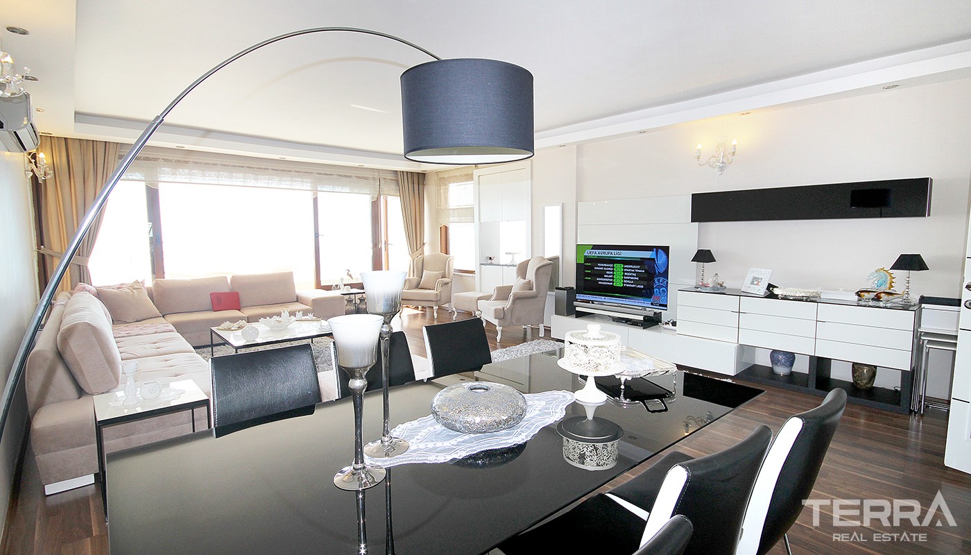 Astonishing Sea View Apartment in Prestigious Location in Antalya - 21432