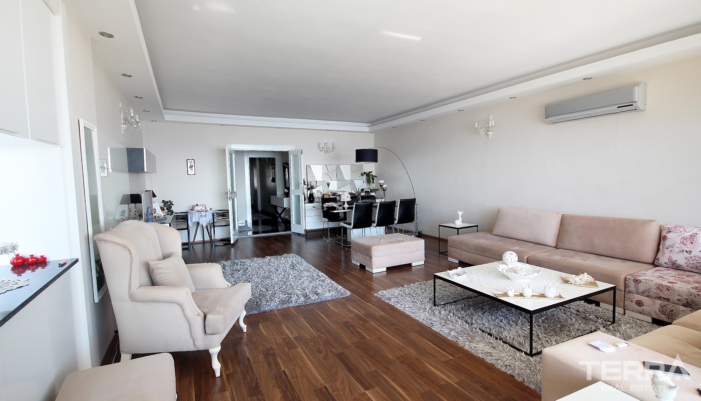 Astonishing Sea View Apartment in Prestigious Location in Antalya - 21433